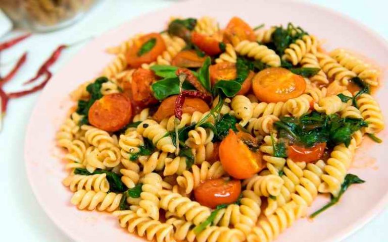 Pasta sa paradajzom i tikvicama