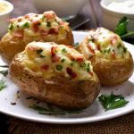 Seljački krompir sa slaninom i kajmakom