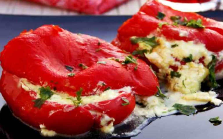 PEČENE PAPRIKE PUNJENE FETA SIROM