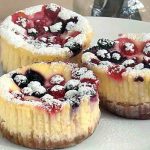 MINI TORTE OD SIRA SA ŠUMSKIM VOĆEM