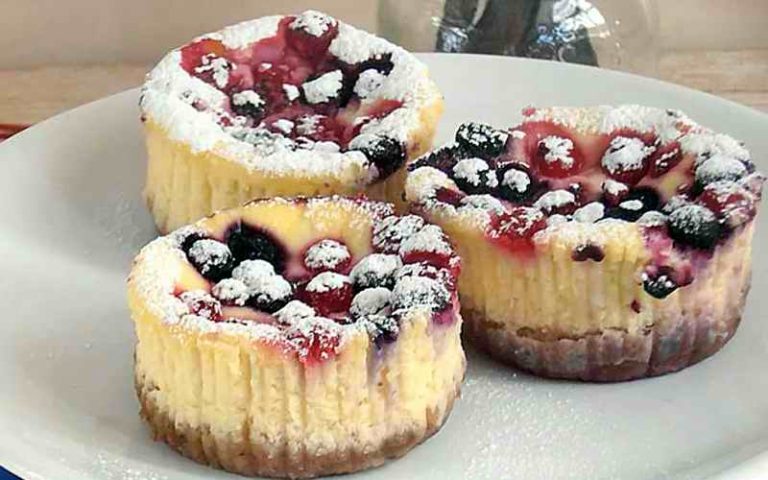 MINI TORTE OD SIRA SA ŠUMSKIM VOĆEM