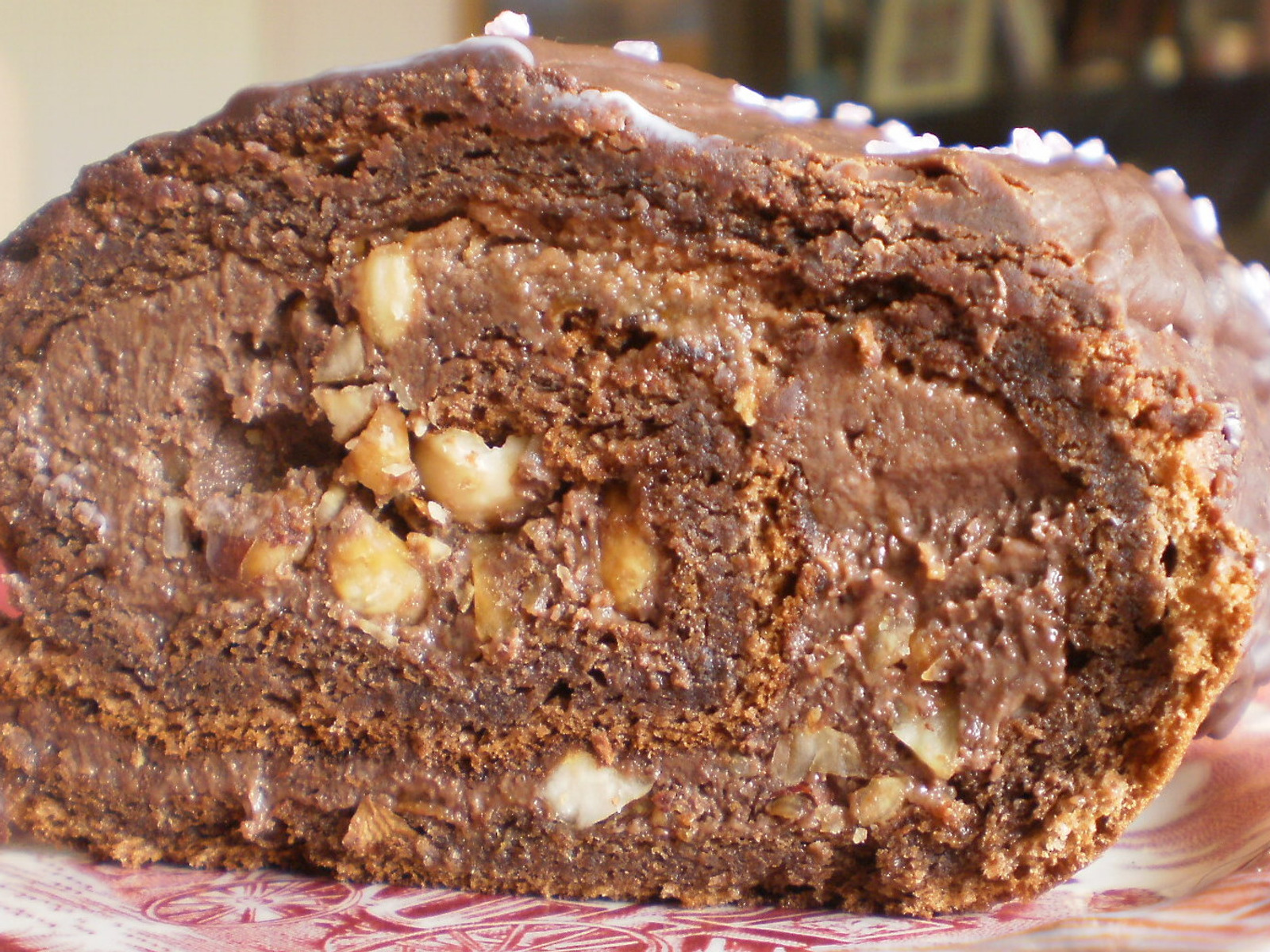 ČOKOLADNI ROLAT SA LEŠNICIMA