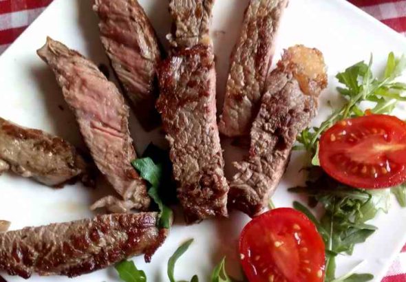 BIFTEK SA NJOKAMA I ŠERI PARADAJZOM