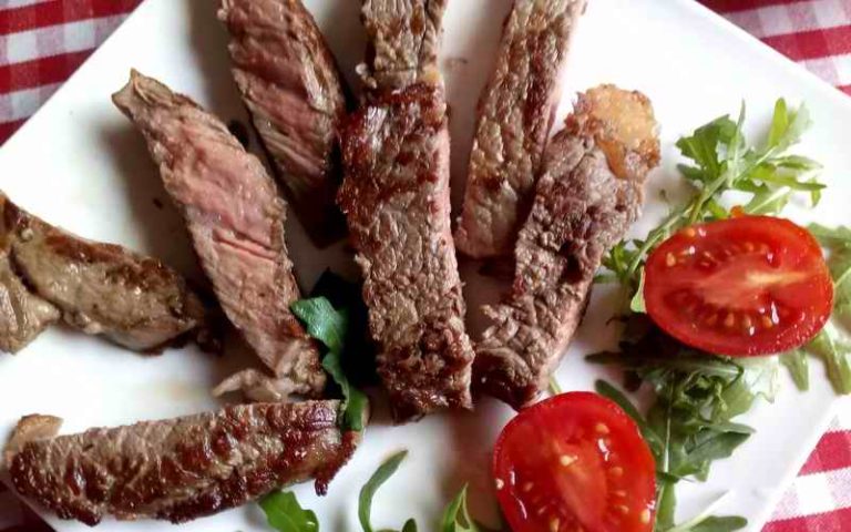 BIFTEK SA NJOKAMA I ŠERI PARADAJZOM