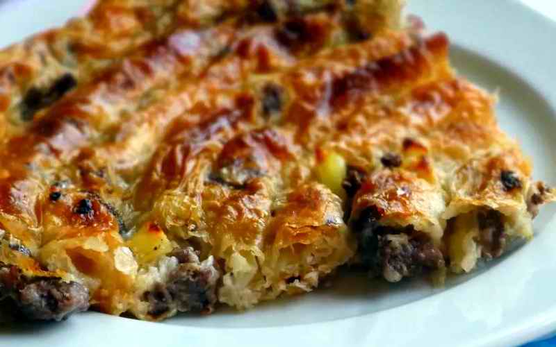ŠARENI BUREK SA KUPOVNIM JUFKAMA