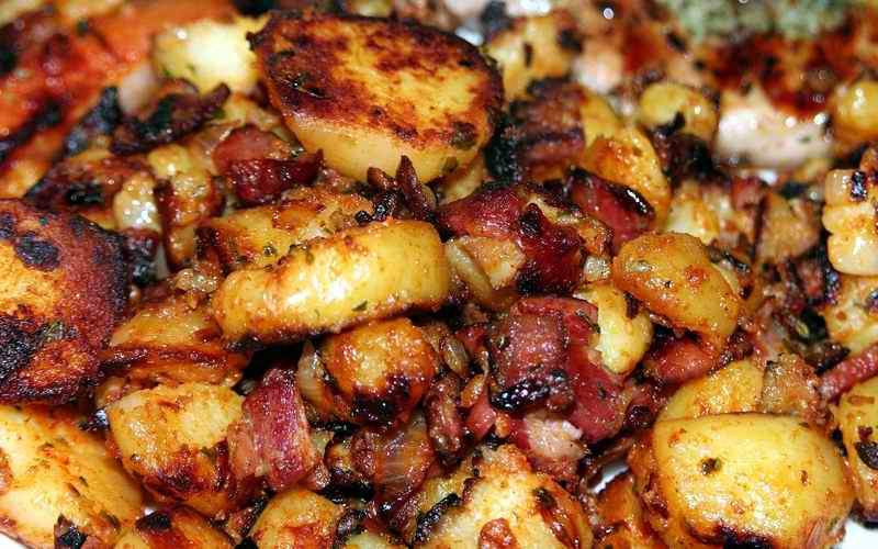 PUNJENI KROMPIR SA PEČURKAMA I SLANINOM