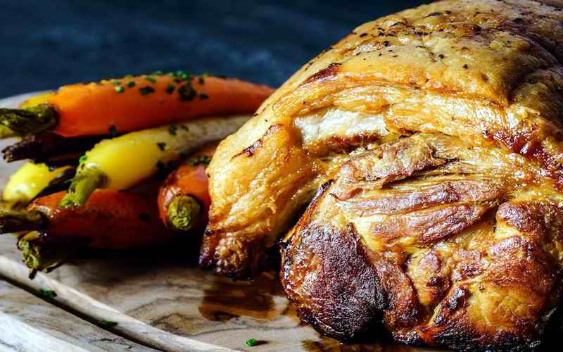 PEČENA SVINJETINA S KESTENIMA I SLANINOM