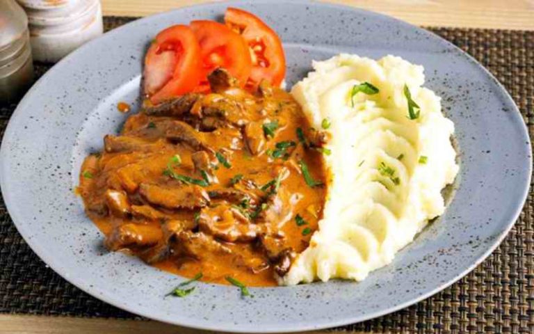 SOČNE JUNEĆE ŠNICLE U SOSU