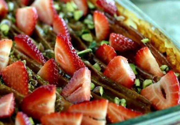 ZGUŽVANI KOLAČ SA JAGODAMA