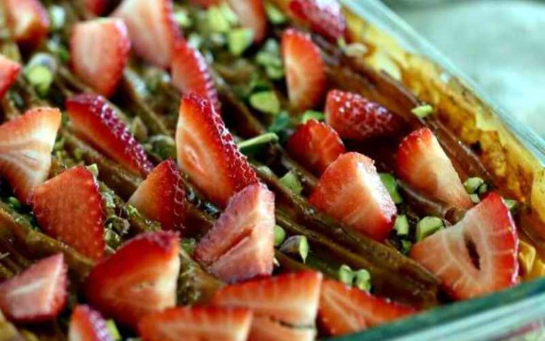 ZGUŽVANI KOLAČ SA JAGODAMA