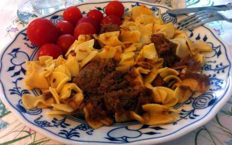 GULAŠ SA DOMAĆOM TESTENINOM