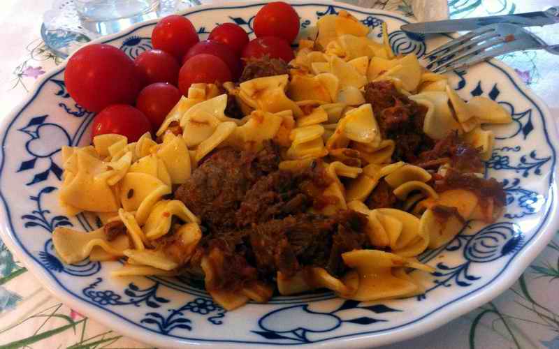 GULAŠ SA DOMAĆOM TESTENINOM