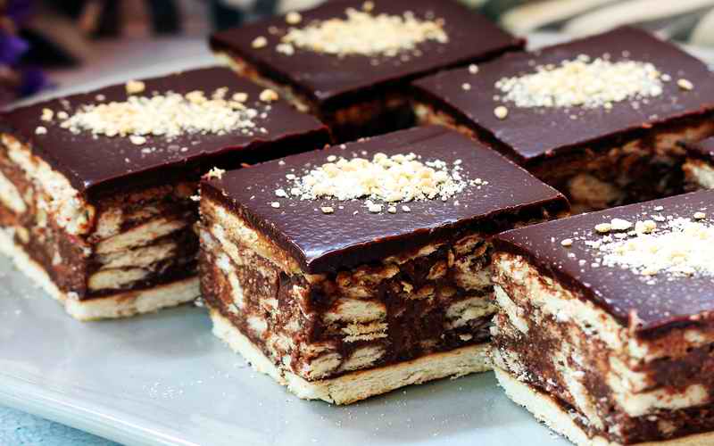 ČOKOLADNE KOCKE S KEKSOM