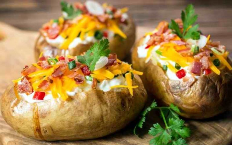 PUNJENI KROMPIR SA KAJMAKOM I SLANINICOM