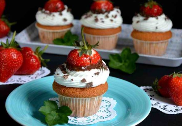 SOČNI MAFINI S JAGODAMA