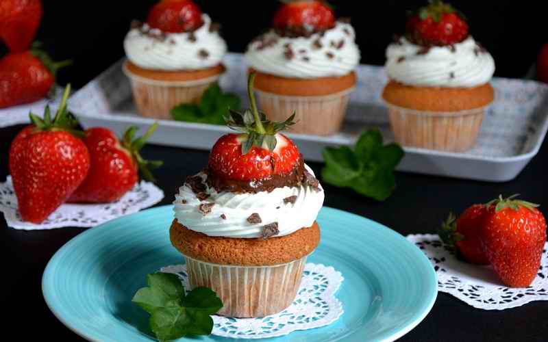 SOČNI MAFINI S JAGODAMA