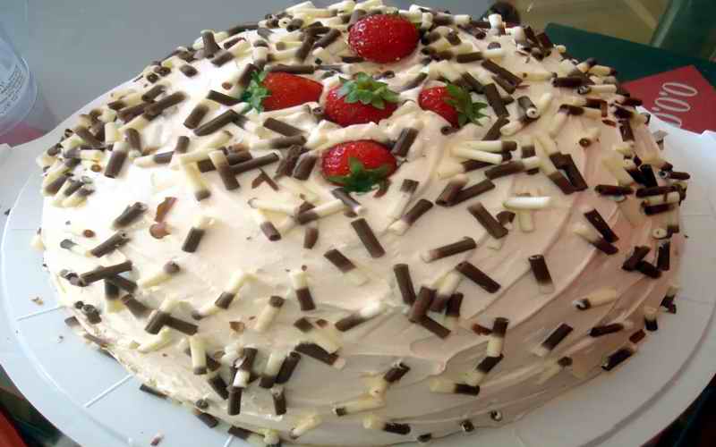 TORTA OD BANANA I JAGODA