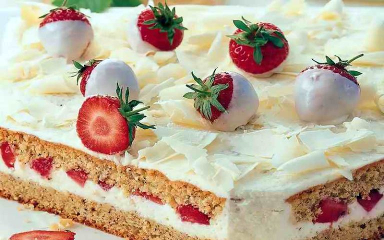 TORTA S BIJELOM ČOKOLADOM I JAGODAMA