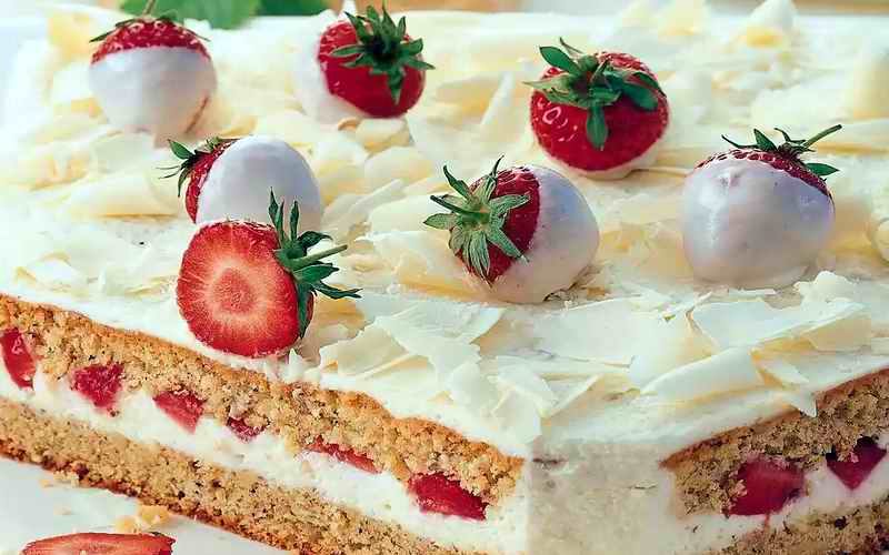 TORTA S BIJELOM ČOKOLADOM I JAGODAMA