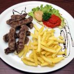 ĆEVAPI NA RAŽNJIĆU SA PEČENIM KROMPIROM