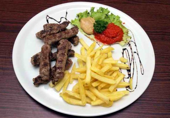 ĆEVAPI NA RAŽNJIĆU SA PEČENIM KROMPIROM