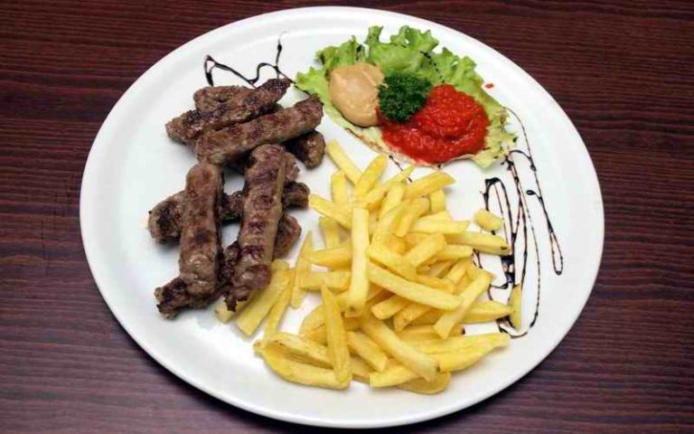 ĆEVAPI NA RAŽNJIĆU SA PEČENIM KROMPIROM