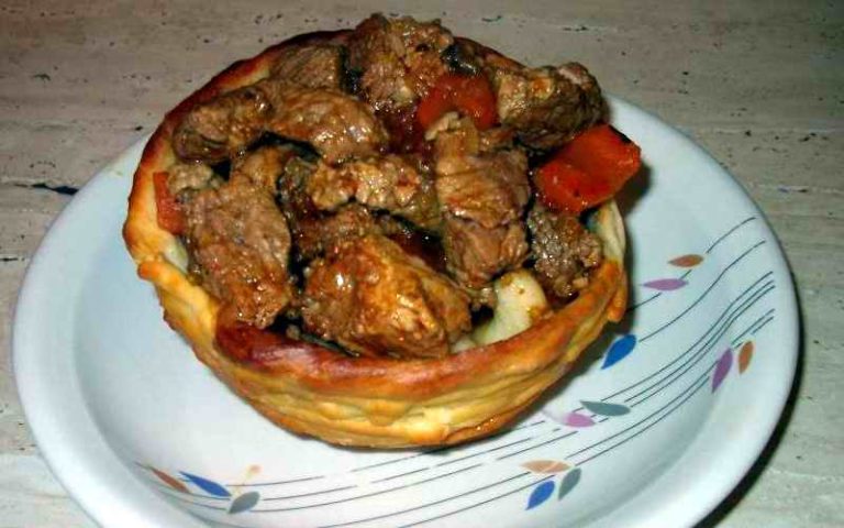 GULAŠ U KORPICI